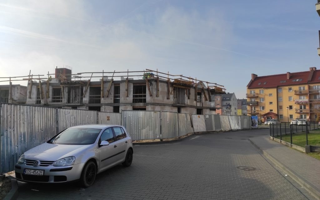 Oświęcim. Budynek z 36 mieszkaniami w nowej technologii powstaje w rejonie ul. Sadowej