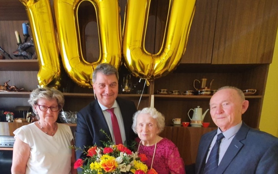 Oświęcim. Z życzeniami dla stulatki. Pani Józefa Handzlik świętuje jubileusz setnych urodzin