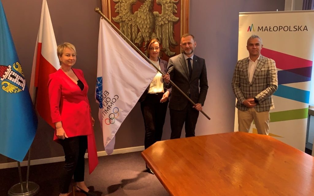Oświęcim. Flaga igrzysk europejskich przekazana miastu Oświęcim