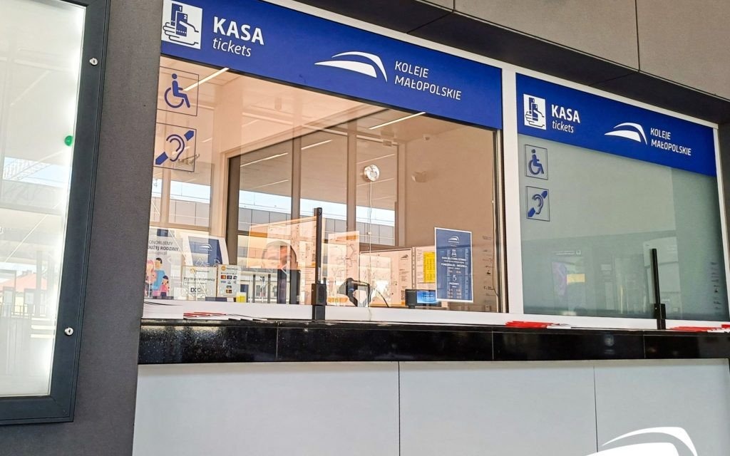 Oświęcim. Kasy biletowe na dworcu PKP otwarte