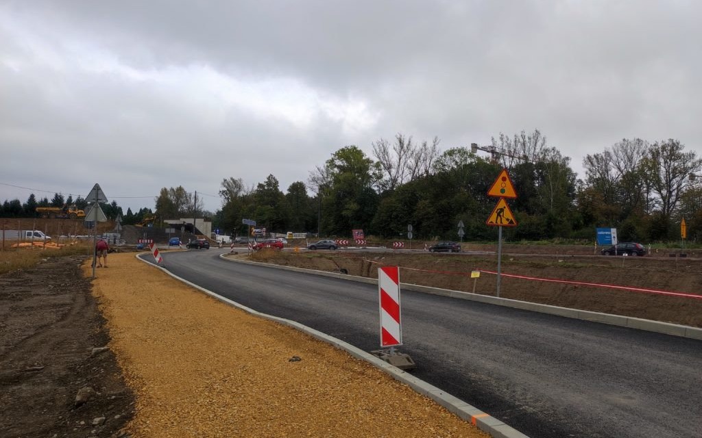 Oświęcim. Ronda będą gotowe pod koniec roku. Przy ul. Ostatni Etap trwa drążenie tunelu pod torami kolejowymi
