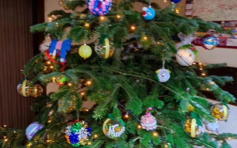 Oświęcim. Choinka udekorowana przez dzieci z Miejskiego Przedszkola nr 18