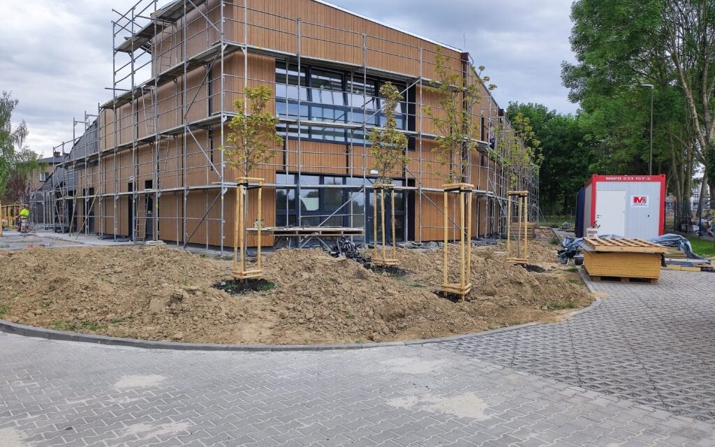 Oświęcim. Elewacja budynku żłobka i przedszkola pokrywana jest płytami drewnopodobnymi