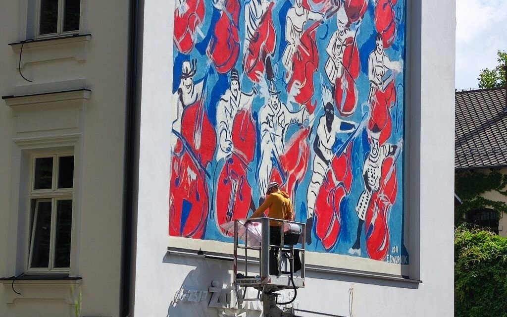 Oświęcim. Mural "Kontrabasiści" Edwarda Dwurnika został odnowiony