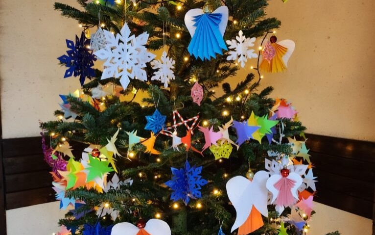 Oświęcim. Choinka w urzędzie wygląda pięknie. Udekorowały ją przedszkolaki