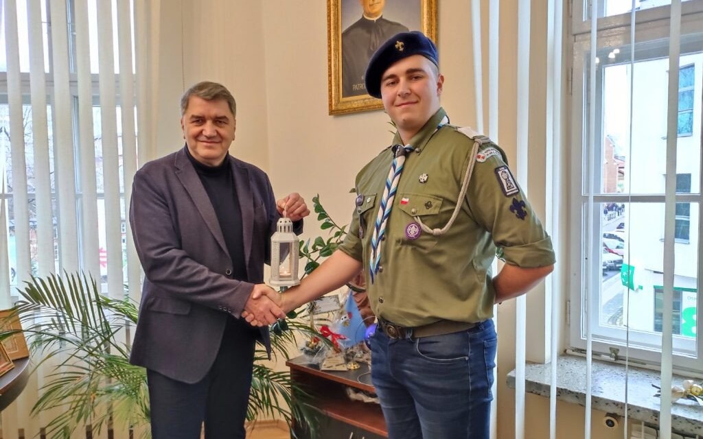 Oświęcim. Światło z Betlejem dotarło do Oświęcimia. Płomień już świeci w urzędzie