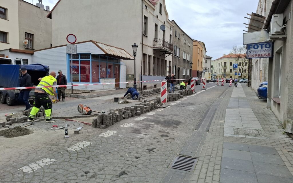 Oświęcim. Prace brukarskie na ulicy Piastowskiej